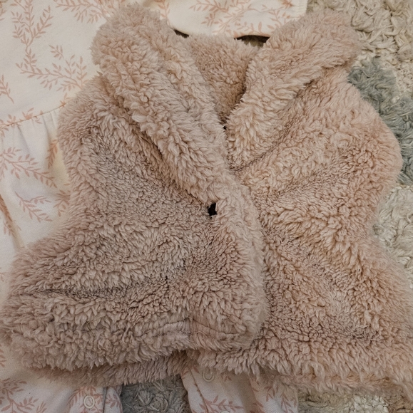 Jessica Simpson Printed Ruffle Jumpsuit with Fuzzy Vest size 3-6m - Picture 3 of 3